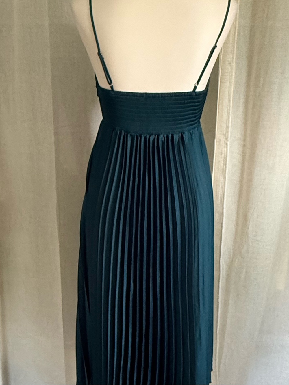 Petal & Pup Emerald Pleated Midi Dress Size 6 NWOT Satin Handkerchief Hem - Picture 3 of 6
